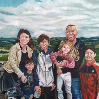 Portrait de famille - les parents et leurs quatre enfants dans un paysage
